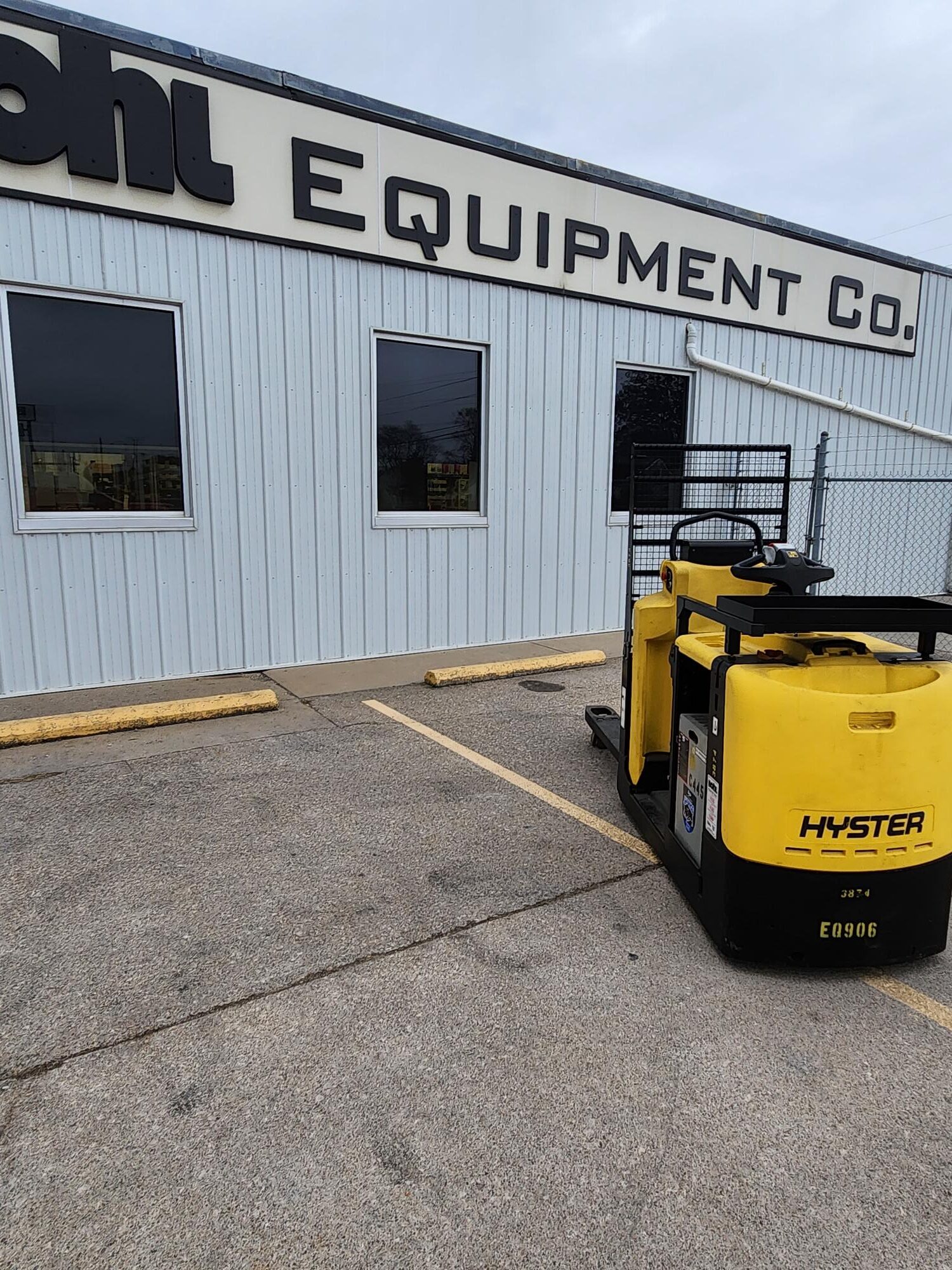 2017 Hyster LO2.5, 5,500 lb. Order Picker Back View