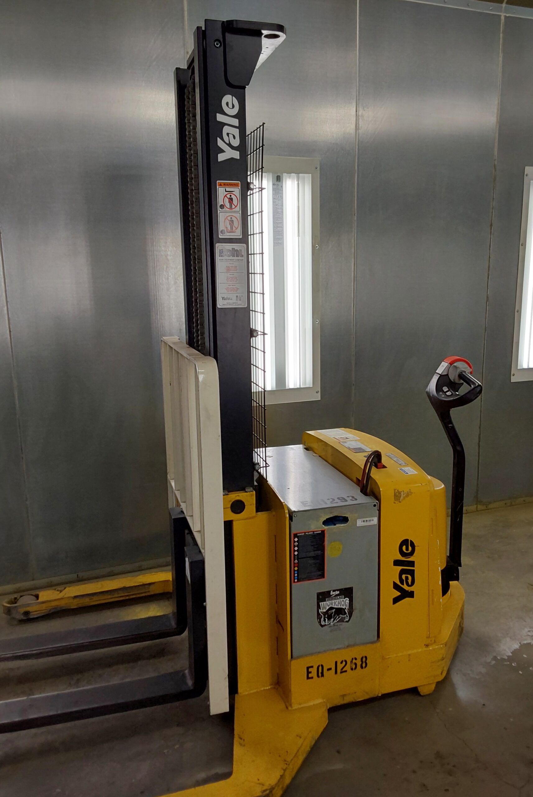 2020 Yale MSW040-E straddle stacker